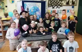 Zdjęcie grupowe &ndash; dzieci na tle dekoracji andrzejkowej