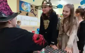 Dziewczynki w strojach wr&oacute;żek oczekują na wr&oacute;żbę