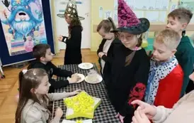 Dzieci w strojach andrzejkowych podczas wr&oacute;żb