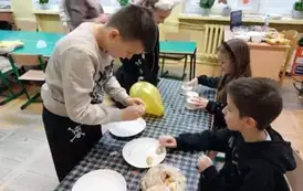 Chłopiec odczytuje wr&oacute;żbę z ciasteczka