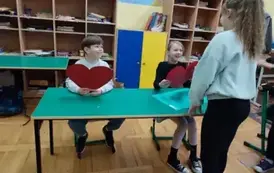 Dziewczynka podczas wr&oacute;żby z sercem