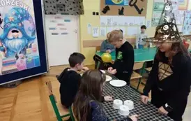 Chłopiec i dziewczynka odczytują swoje wr&oacute;żby