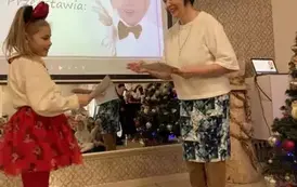 Ala odbiera dyplom Młodego Kucharza