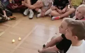 Uczniowie klasy 2 b podczas wr&oacute;żb andrzejkowych