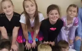 Uczniowie klasy 2 b w andrzejkowych kreacjach