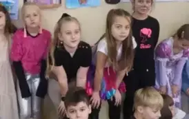 Uczniowie klasy 2 b  w oczekiwaniu na wr&oacute;żby