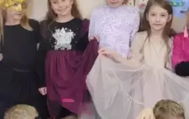 Uczniowie klasy 2 b w andrzejkowych strojach