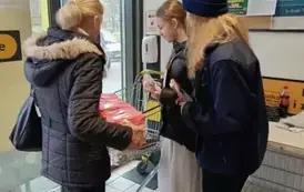 Kobieta przekazuje żywność