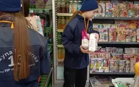 Harcerski wkładają podarowaną żywność do koszyka