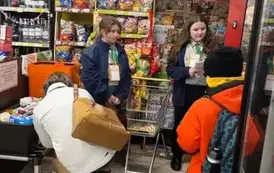 Harcerki rozdają ulotki w ramach zbi&oacute;rki żywności