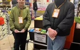 Uczniowie zadowoleni, że ich kosze zapełniają się żywnością
