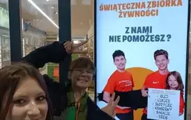 Harcerze promujący plakat zbi&oacute;rki żywności