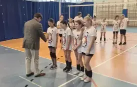 Dyrektor wręcza nagrody