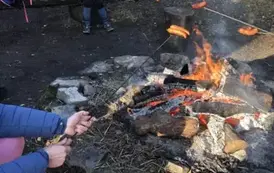 Karolina przy ognisku