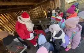 Mikołaj rozdaje prezenty