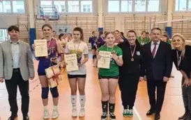 Wyr&oacute;żnione zawodniczki z trenerami, burmistrzem i dyrektorem szkoły