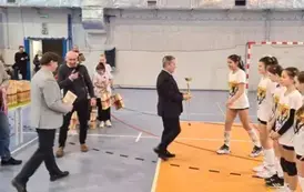 Drużyna ze staszowskiej dw&oacute;jki odbiera nagrody