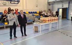 Burmistrz i dyrektor szkoły z gratulacjami