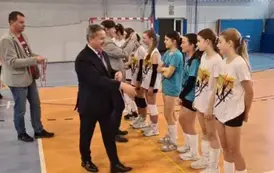 Drużyna ze staszowskiej dw&oacute;jki odbiera nagrody