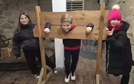 Uczniowie klasy 5a w izbie tortur