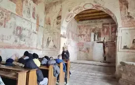 Uczniowie klasy 4a i 5a zwiedzający wnętrze kościoła pw. Wszystkich Świętych w Szydłowie