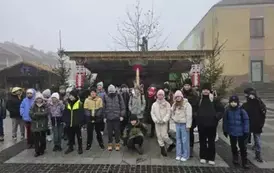 Uczniowie klasy 4a i 5a przed szopką bożonarodzeniową w Szydłowie