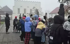 Uczniowie klasy 4a i 5a przed synagogą w Szydłowie