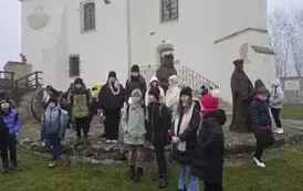 Uczniowie klasy 4a i 5a przed Muzeum Zamk&oacute;w Kr&oacute;lewskich
