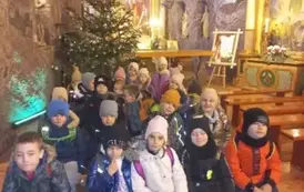 Wsp&oacute;lne zdjęcie uczni&oacute;w klasy 1 b w kaplicy Kopalni Soli Bochnia