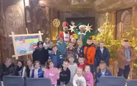 Wsp&oacute;lne zdjęcie klasowe - klasa 1 b z Mikołajem i Elfem