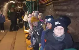 Przejażdżka kolejką g&oacute;rniczą uczni&oacute;w klasy 1 b
