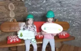 Dziewczynki z klasy 1 b z kaskami g&oacute;rniczymi na głowie