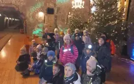 Wsp&oacute;lne zdjęcie uczni&oacute;w klasy 1 b w kaplicy Kopalni Soli Bochnia