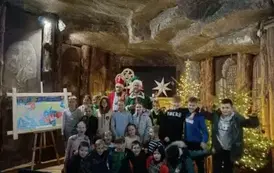 Wsp&oacute;lne zdjęcie klasowe - klasa 3 b z Mikołajem i Elfem