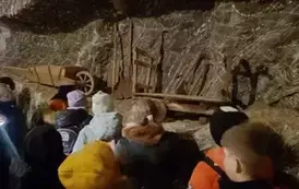 Uczniowie klasy 3 b oglądają przedmioty służące w dawnych czasach do pracy w kopalni