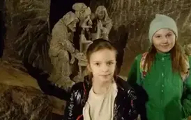 Lenka z Izą- uczennice klasy 3 b w kopalni z rzeźbą z soli
