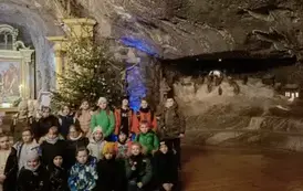 Wsp&oacute;lne zdjęcie uczni&oacute;w klasy 3 b pod całoroczną stajenką w Kopalni Soli Bochnia