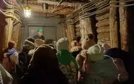 Uczniowie klasy 3 b słuchają opowieści przewodnika o powstaniu kopalni