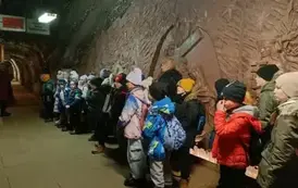 Wysłuchanie przez uczni&oacute;w klasy 1 b i 3 b zasad obowiązujących w kopalni