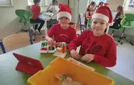 Uczniowie podczas pracy z zestawem Lego