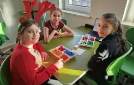 Grupa uczni&oacute;w buduje kolejkę g&oacute;rską