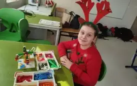Uczennica w stroju renifera