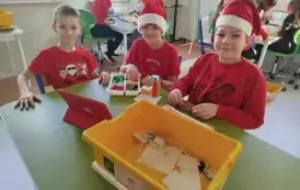 Uczniowie podczas pracy z zestawami Lego
