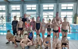 Zdjęcie grupowe uczestnik&oacute;w zajęć i instruktor&oacute;w