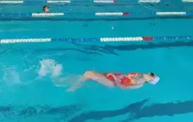 Dziewczynka podczas ćwiczeń w wodzie