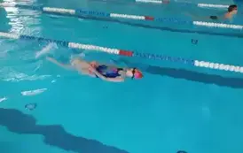 Dziewczynka płynie na plecach