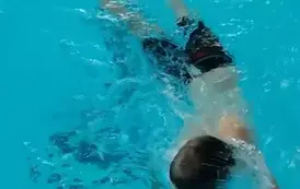 Chłopiec podczas nurkowania