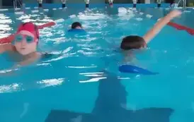 Dzieci podczas pływania