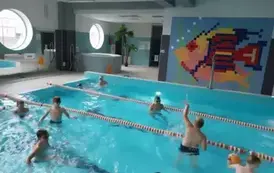 Chłopcy grają w piłkę wodną