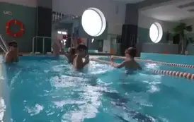 Chłopcy podczas gry w piłkę wodną